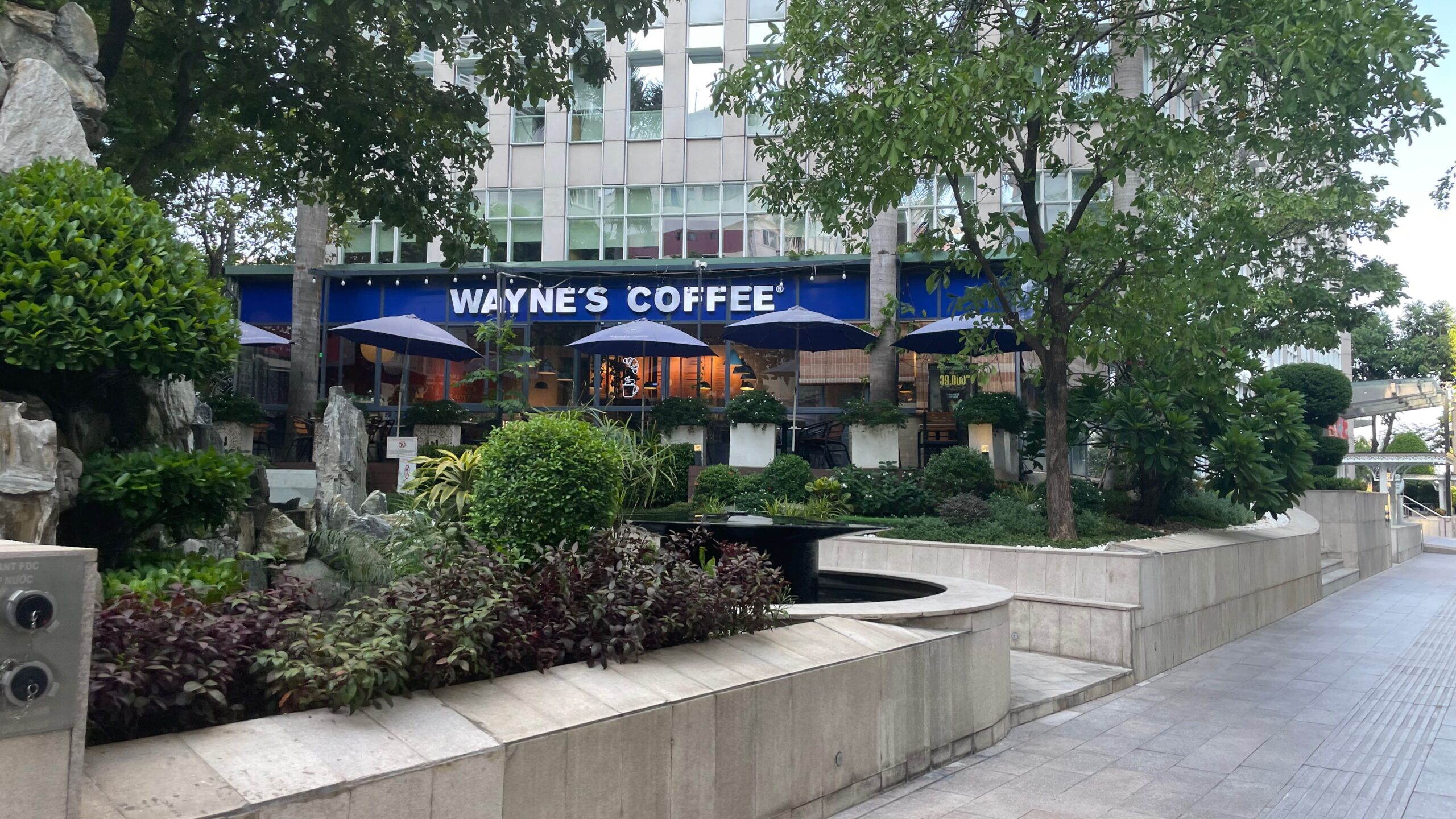 【ホーチミン1区】オフィス街にあるWayne’s Coffee VCBは土日が静かなので集中して作業できるよ