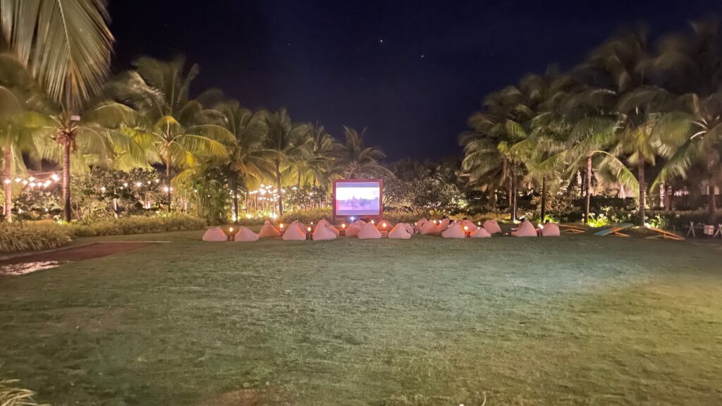 夜は屋外映画上映も